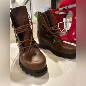 SOREL: Joan of Arctic 
Hazelnut Brown ankle boots. Hidden incline. NEW WITH TAGS